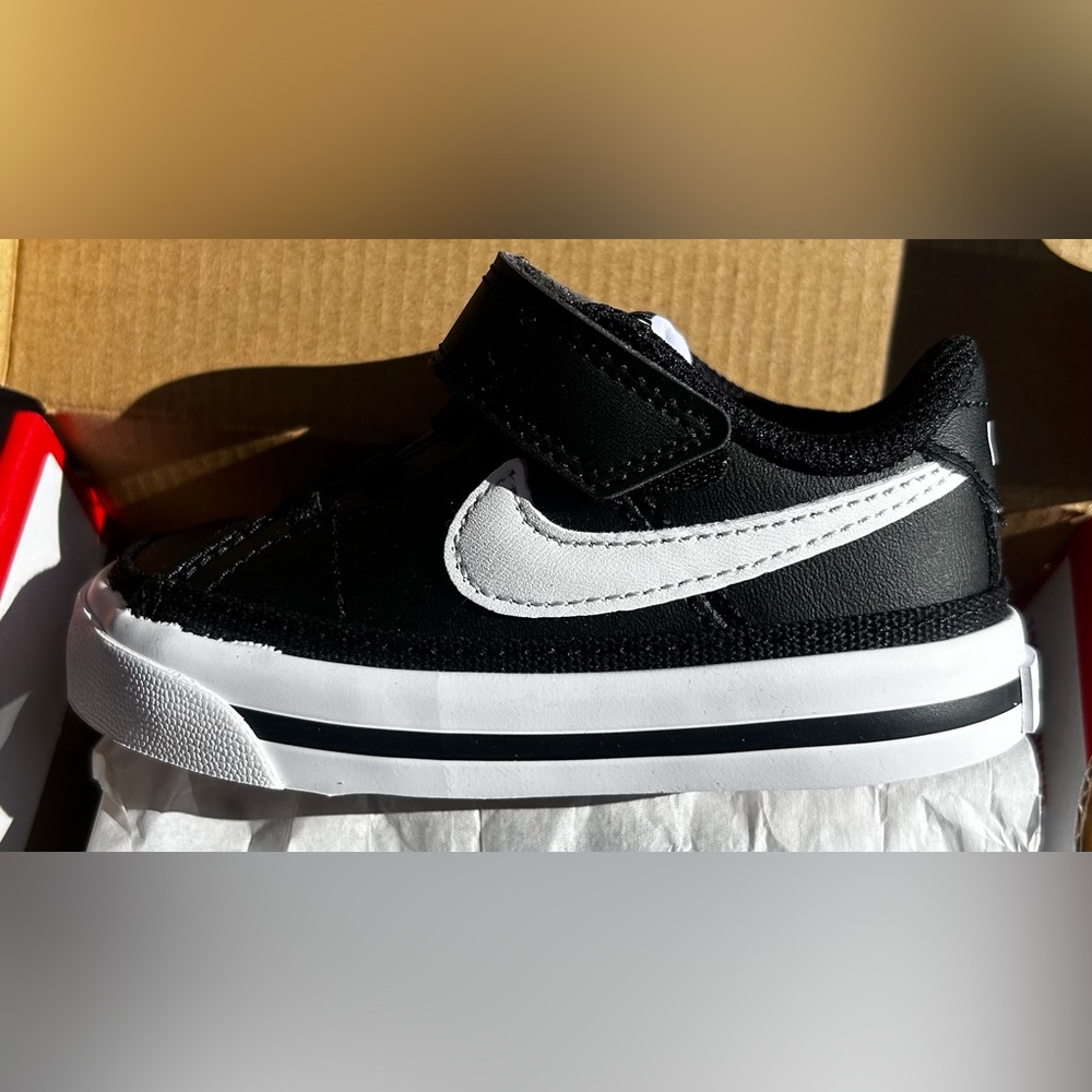NWT NIKE Infants Legacy Black and White Velcro Sneakers Size 5 c Baby